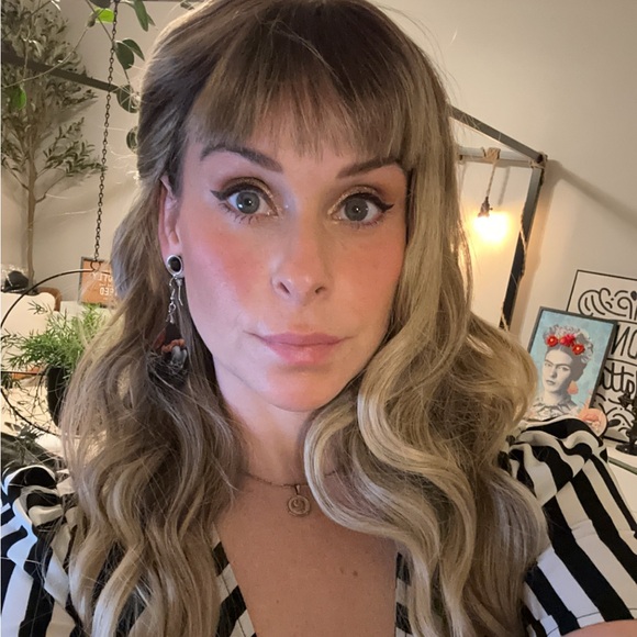 Meet your Posher, Crystal - Picture 1 of 3